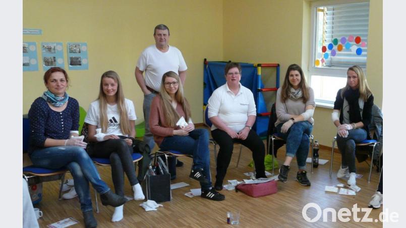 Doris Gurdan vom Bayerischen Roten Kreuz aus Wiesau (Dritte von rechts) führt durch den Kurs für das Kinderhauspersonal. Ihr Kollegen Sebastian Maschauer (stehend) unterstützt sie dabei. Bild: mez