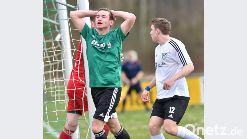 Der FC Wernberg und Bernd Zimmermann (grünes Trikot) haderten zuletzt mit zwei Niederlagen in Folge. Im Titelkampf muss das Heimspiel gegen den SV Schwarzhofen gewonnen werden. Bild: A. Schwarzmeier