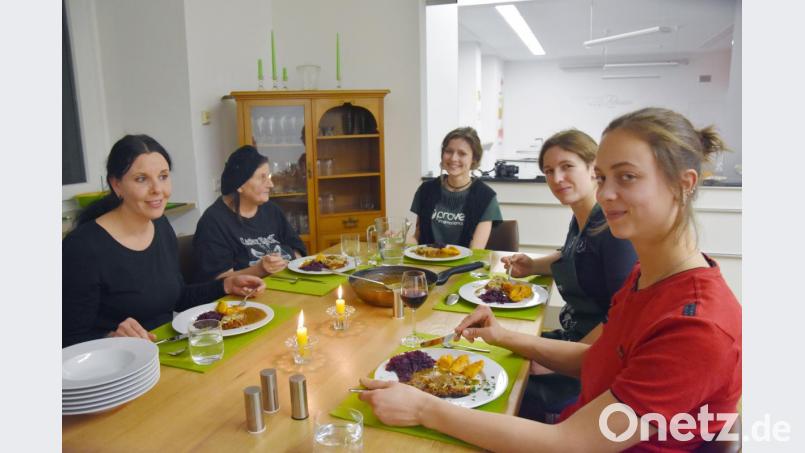 Ihr veganes Experiment ist gelungen: Diana Benz, Christine Coscin, Anna-Lena Frischholz, Evi Schlosser und Carolin Schiml (von links). Bild: Beate-Josefine Luber
