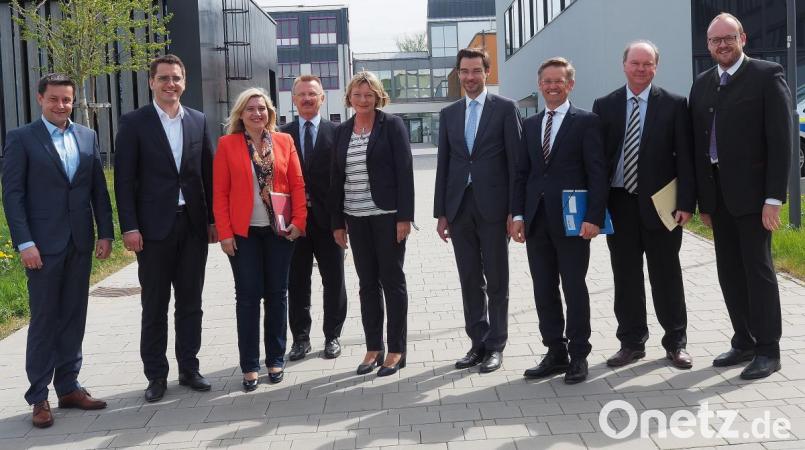 Begrüßung der Gesundheitsministerin Melanie Huml (Dritte von links) durch die Hochschulleitung der OTH und Vertretern aus der regionalen politik Bild: Bühner