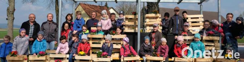 Die Frühjahrsbastelaktion des Gartenbau –und Verschönerungsvereins Stulln ist erneut ein Renner. Stolz präsentieren die fleißigen, kleinen Handwerker die gefertigten Deko-Holzpaletten, geschmückt mit Primeln und Gänseblümchen. Mit im Bild (von links) Hubert Obermeier, Wolfgang Rübe, Alexandra Sastalla, Maria Spichtinger (dahinter), Hermann Prüfling, Richard Edenharter und Jürgen Ferschl (rechts). Bild: ohr