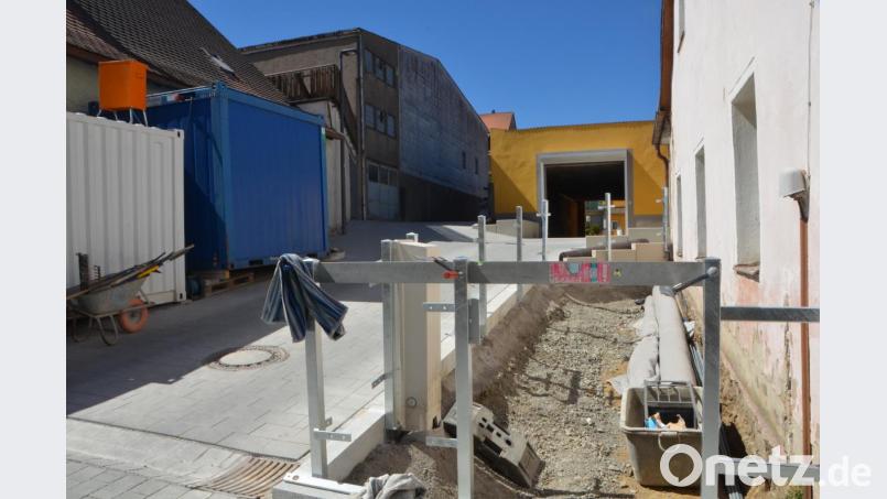 Verschönert werden derzeit auch die Stadelreihen mit den Vorplätzen in der Langen Gasse. Angesichts des guten Wetters sind die Arbeiten schon weit gediehen. Bild: dob