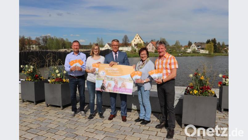 Mirko Streich und Monika Arbter-Hubrich vom Organisationsteam, Bürgermeister Franz Stahl, Lisa Wettinger vom Organisationsteam sowie Fördervereinvorsitzender Vinzenz Rahn (v.l.) bei der Präsentation der Flyer am Platz am See. Dort werden ab 7. Juni wieder zehntausende Besucher zum nunmehr bereits dritten cooltour-Sommer-Großevent erwartet. Bild: Stadt Tirschenreuth