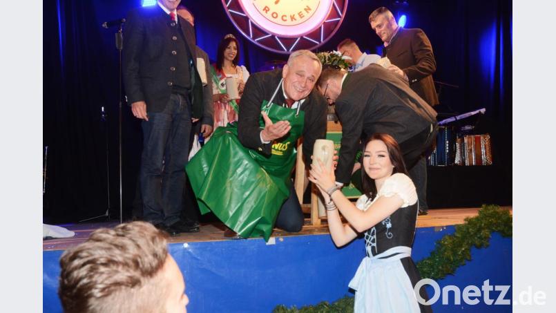 OB Kurt Seggewiß entschuldigt sich für das kleine Malheur "Bierdusche" bei Pauline Schicker mit zwei Mass Freibier. Bild: Gabi Schönberger