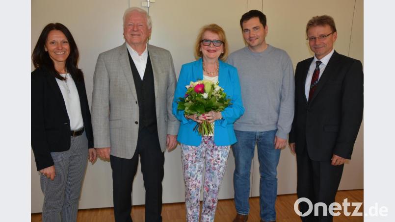 Dr. Wolfgang Ries (Zweiter von links) wurde am Krankenhaus Waldsassen in den Ruhestand verabschiedet. Dabei war auch seine Frau Luise (Mitte). Dankesworte sprachen Krankenhausleiterin Claudia Kost und Prokurist Manfred Tretter (rechts). Dr. Ladislav Dedek (Zweiter von rechts) führt die Praxis von Ries fort. Bild: jr