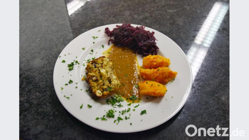 Hauptspeise: Veganer Nussbraten mit Kürbisnockerl und Rotkraut Bild: Beate-Josefine Luber