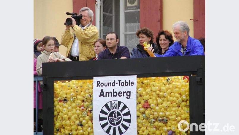 Etwas skeptisch hält OB Wolfgang Dandorfer eine der Plastikenten in der Hand. Bei der Premiere im Jahr 2001 war noch nicht klar, welche Erfolgsgeschichte Round Table Amberg mit der Freiluftveranstaltung schreiben wird. Bild: wsb