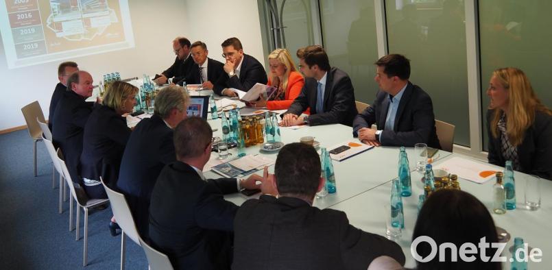 Staatsministerin Melanie Huml diskutiert zusammen mit der Hochschulleitung der OTH
über neue Studiengänge und die Hochschulentwicklung insgesamt.
Mit dabei auch Prominenz der regionalen Politik. Bild: Bühner