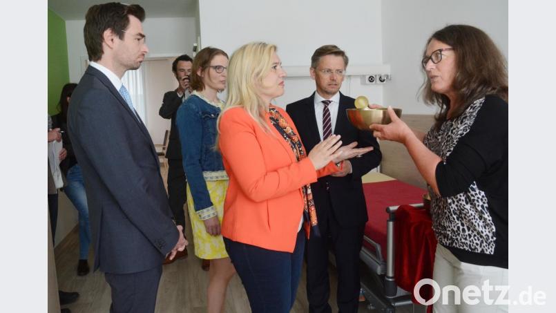 Therapeutin Beate Schwägerl (rechts) erklärt Gesundheitsministerin Melanie Huml die Wirkung von Klangschalen. Bild: Gabi Schönberger