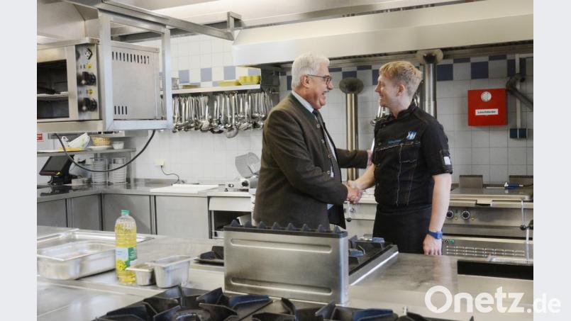 Bürgermeister Rupert Troppmann wünscht dem neuen Pächter des Restaurants in der Stadthalle, Wolfgang Schlitter, alles Gute. Der Koch und Küchenmeister, ein Neustädter, der in vielen namhaften Häusern Erfahrung gesammelt hat, setzt auf ein neues Konzept. Bayerische Küche ist für ihn mehr als Braten. Bild: Gabi Schönberger