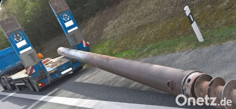 Die fünf Textilgurte konnten die tonnenschwere Last nicht halten: Auf der A6 bei Amberg ist ein gewaltiges Bohrrohr von einem Tieflader gerutscht. Bild: pvia