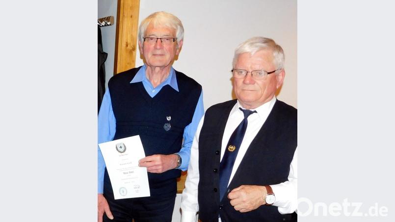 Zehn Jahre ist Werner Graf (links) Mitglied bei der Soldatenkameradschaft. Ihm gratuliert Vorsitzender Edmund Bruckner. Bild: hai
