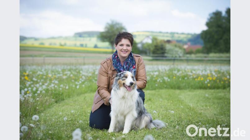 Anna Toman mit ihrer Hündin Luna. Bild: Doris Köhler/exb