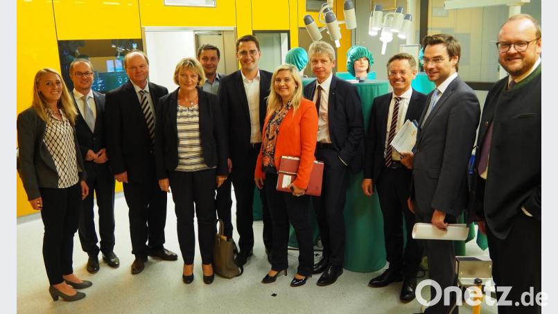 Gesundheitsministerin Melanie Huml (Siebte von links) besichtigte die Medizintechnik-Labore zusammen mit OTH-Präsidentin Andrea Klug (Vierte von links). Mit dabei auch Vertreter der Hochschule und der regionalen Politik Bild: Bühner