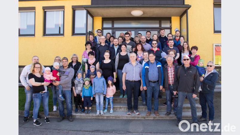 Willibald Sladky, Wanderwart des OWV Thanhausen (hinten, Zweiter von links), bereitete für die Emmauswanderung eine Schnitzeljagd rund um Thanhausen vor. Er freute sich über die große Anzahl der Wanderer. Bild: rdh