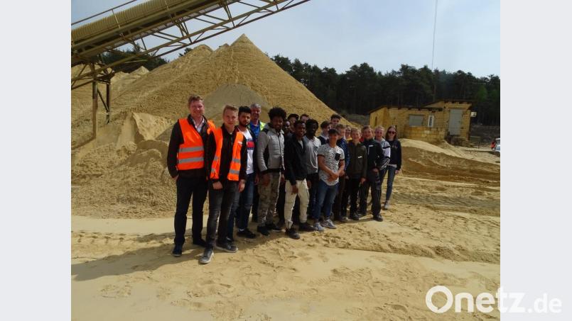 Firmeninhaber Bernd Godelmann und sein Sohn Max (links) gehen neue Wege bei der Nachwuchsgewinnung für ihr Steinerzeugerunternehmen. Sie luden nahezu zwei Dutzend Mädchen und Jungen zu einem dreitägigen "Beton-Camp" ein, um sie für Ausbildungsberufe in ihrer Firma zu interessieren. Dabei wurde auch die Sandgrube östlich von Freihöls besichtigt. Bild: Houschka