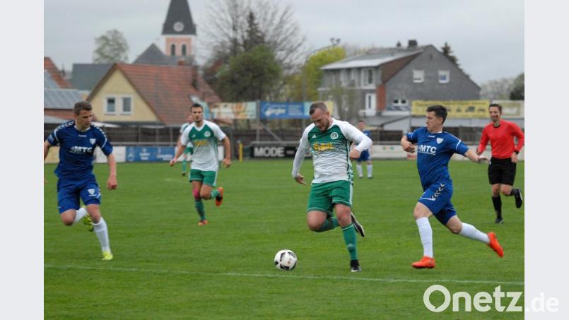 Der SV Mitterteich feierte am Freitagabend einen knappen, aber verdienten 1:0-Heimsieg gegen die SpVgg Selbitz. Hier dringt Kaan Özdemir (grün-weißes Trikot) in den Gästestrafraum ein, sein Abschluss blieb aber ohne Erfolg. Bild: gb
