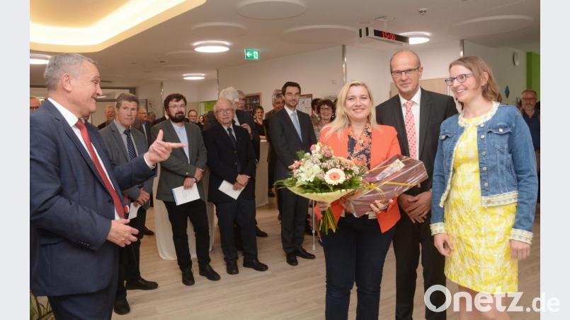 Ärztliche leiterin Dr. Stephanie Kuchlbauer (rechts) und Klinikum-Vorstand Josef Götz danken Ministerin Melanie Huml mit einem Präsent für ihr Kommen. Bild: Gabi Schönberger