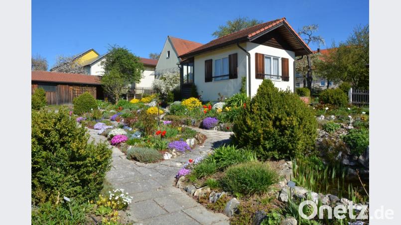 Eine große Blütenpracht ist bereits zum Saisonstart im Konnersreuther Resl-Garten zu bewundern. Bei der Eröffnung am Mittwoch, 1. Mai, findet wieder eine Pflanzentauschbörse statt. Bild: jr