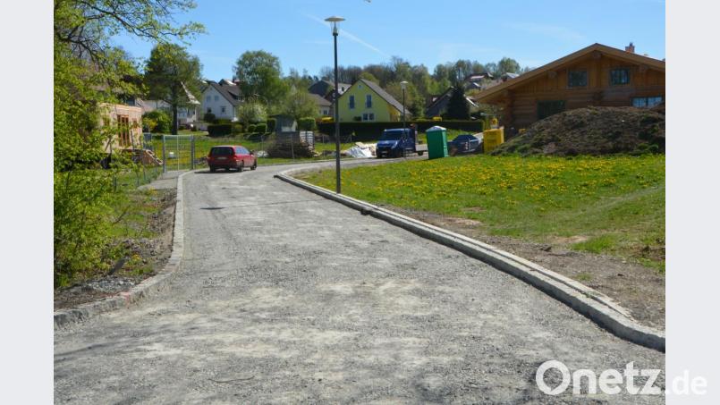 Nächste Woche wird im neuen Baugebiet Messerpaint in Oberlind die Teerdecke aufgebracht. Bild: dob