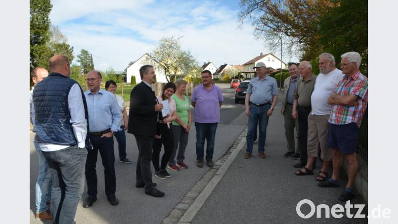 Bürgermeister Andreas Wutzlhofer (Fünfter von links) trifft sich mit den Anwohnern im Braunetsriether Weg, um über die in der nächsten Woche beginnenden Straßensanierungsarbeiten zu informieren. Ohne Beeinträchtigungen wird es aber nicht gehen. Bild: dob