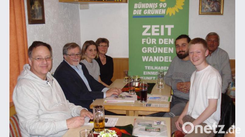 Die &quot;Fridays For Future&quot;-Aktivisten Paula Willfurth (Dritte von links) und Lukas Pröls (Zweiter von rechts) informieren die Grünen (von links) Stephan Korb, Veit Wagner, Gisela Helgath, Daniel Härtel und Karl Bärnklau. Bild: exb