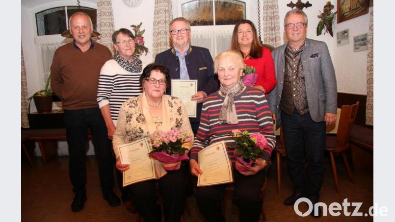 Für ihre Treue zum Tourismus- und Kulturverein erhielten Irmgard Hegen und Maria Kellner (sitzend von links), zudem auch Fritz Holm (hinten, Mitte) und Michaela Thoma (hinten, Zweite von rechts) Auszeichnungen. Die Ehrung für Konrad Stock wird nachgereicht. Bürgermeister Toni Dutz (rechts) sowie Zweiter Vorsitzender Franz Dürrschmidt und Vorsitzende Gabi Eichenseher (von links) gratulierten. Bild: wro