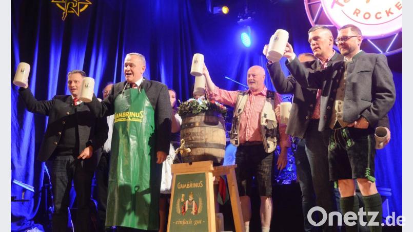 Ein Prosit. OB Kurt Seggewiß eröffnet mit Prominenten aus der Stadt, Gambrinus-Mitarbeitern und den Kommandeuren aus Weiden und Grafenwöhr das Frühlingsfest 2019. Bild: Gabi Schönberger