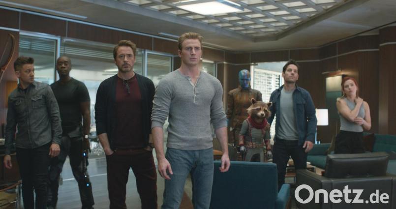 Clint Barton, James Rhodey, Tony Stark, Steve Rogers, Nebula, Rocket, Scott Lang und Natasha Romanoff (von links) machen sich bereit für den finalen Kampf gegen Thanos. Bild: Marvel Studios
