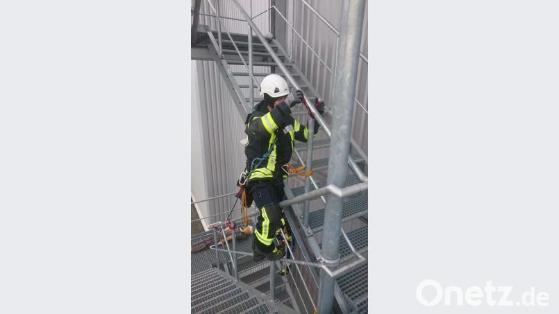 Vorgehen auf der Außenseite einer Metalltreppe mit Zwischensicherungen. Bild: mld