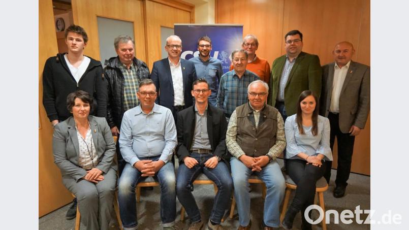 Das Team um Ortsvorsitzenden Michael Mertel (sitzend, Mitte) und seine Stellvertreter Alexandra Lettner und Werner Koller (sitzend, von rechts) sowie Thomas Dotzler (sitzend, Zweiter von links) mit Bürgermeister Bernhard Lindner (stehend, Dritter von links) und dem Vorsitzenden der Hahnbacher CSU Georg Götz (rechts). Bild: Nicole Koller