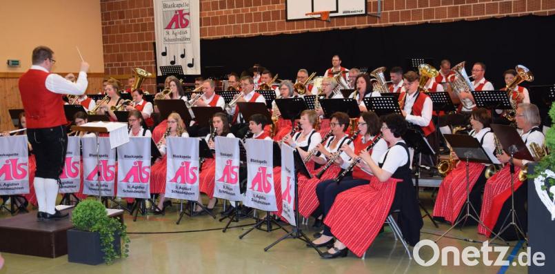 Blasmusik gehörte in Schmidmühlen auch heuer wieder zum Osterfest. Diesmal unter der Leitung von Christian Bäuml. Für den neuen Dirigenten der Blaskapelle war es die konzertante Premiere in Schmidmühlen. Bild: bö