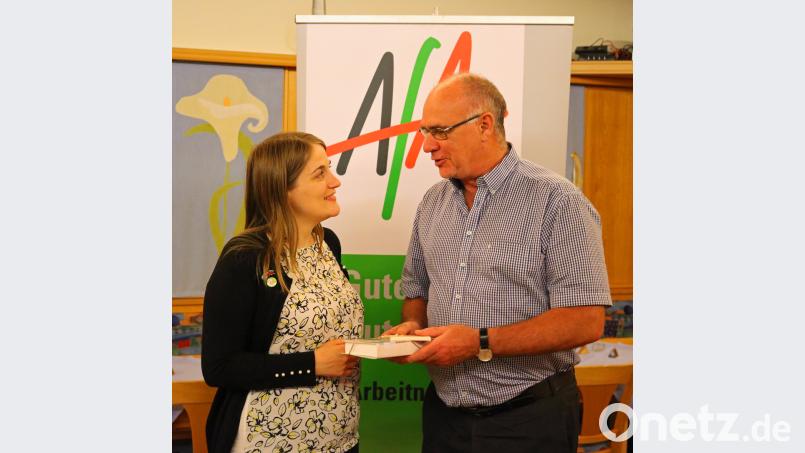 Karl-Heinz König bedankte sich bei Referentin Ronja Endres mit einem kleinen Präsent. Bild: exb