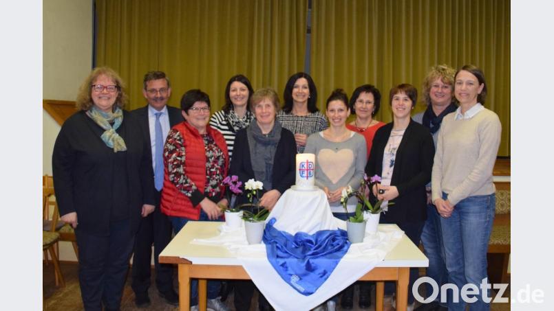 Die Vorsitzenden mit den neuen Mitgliedern (von links): Evi Hauer, Pfarrer Klaus Birnthaler, Irmgard Hollweck, Michaela Hirsch, Brigitte Grosch, Doris Brunner, Nadine Wölfl, Sieglinde Gradl, Katja Wölfl, Christine Tischner und Margit Dechant. Bild: Kerstin Dechant