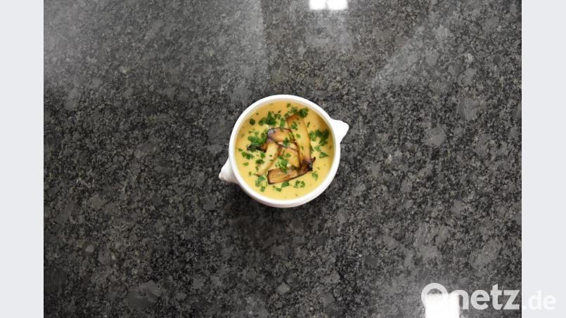 Vorspeise: Pastinakensuppe mit Kräuterseitlingen. Bild: Beate-Josefine Luber