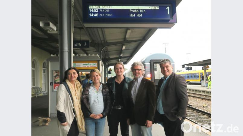 Ekin Deligöz, Franziska Wünsch, Tina Winklmann, Rudi Sommer und Stefan Schmidt (von links) drängen auf den raschen Ausbau der Strecke von München über Schwandorf nach Prag. Bild: Hirsch