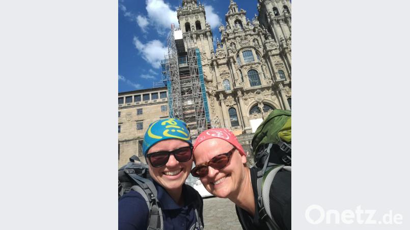 Mutter Christine Pscherer (rechts) und Tochter Marie aus Mehlmeisel machen zusammen eine besondere Reise. Die beiden Frauen bewältigen den Jakobsweg und machen ganz besondere Erfahrungen. Bild: privat