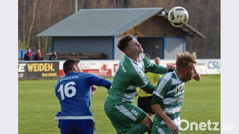 Der Etzenrichter Chousein Chousein (links) muss Tobias Lottner (Mitte) und Dominik Feuersänger von Fortuna Regensburg den Ball überlassen. Vor zwei Wochen gewann Etzenricht das Heimspiel mit 3:1. Um die Chance auf den Klassenerhalt zu wahren, wäre ein weiterer Dreier am Samstag zuhause gegen den ASV Cham unabdingbar. Bild: otr