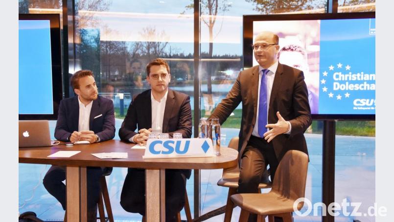 Albert Füracker (rechts) begleitet Christian Doleschal (Mitte) auf seinem Wahlkampfauftritt in BHS-Restaurant in Weiherhammer vor etwa 70 Zuschauern. Bild: Beate-Josefine Luber