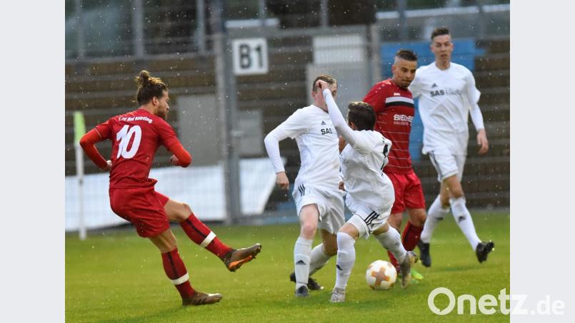 Der 1. FC Bad Kötzting gab der Weidener Hintermannschaft so manches Rätsel auf. In dieser Szene kann die SpVgg-SV-Abwehr einen Schuss von Miroslav Spirek (links) gerade noch abblocken. Bild: A. Schwarzmeier
