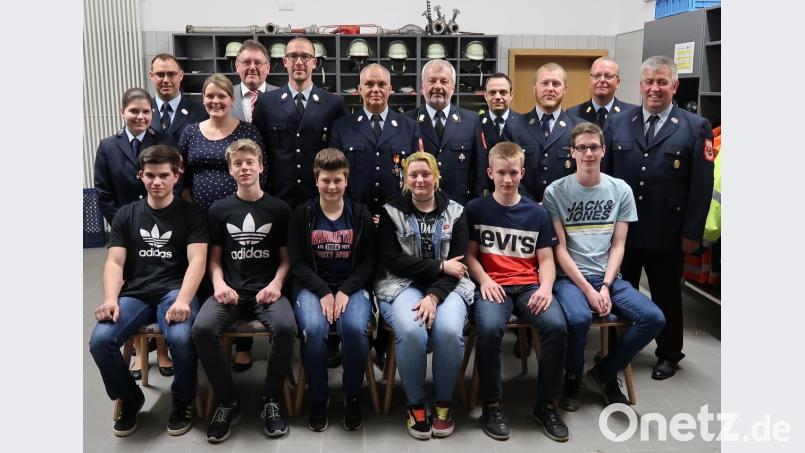 Nachwuchskräfte der Wehr erhalten Abzeichen (sitzend, von links): Jonas Dotzler, Luis Hollweck, Annika Winter, Katharina Held, Simon Hammer und Markus Hann; stehend (von links): neue Kassierin Karin Dotzler, Kommandant Wolfgang Rösch jun., Schriftführerin Kerstin Mägerl, Bürgermeister Hans-Martin Schertl, der neue Vereinsvorsitzende Manuel Lindner, Wolfgang Rösch, Kreisbrandrat Fredi Weiß, Kreisbrandmeister Michael Iberer, Zweiter Kommandant Andreas Zwack, Kreisbrandinspektor Christof Strobl und Zweiter Vorsitzender Richard Weiß. Bild: ern