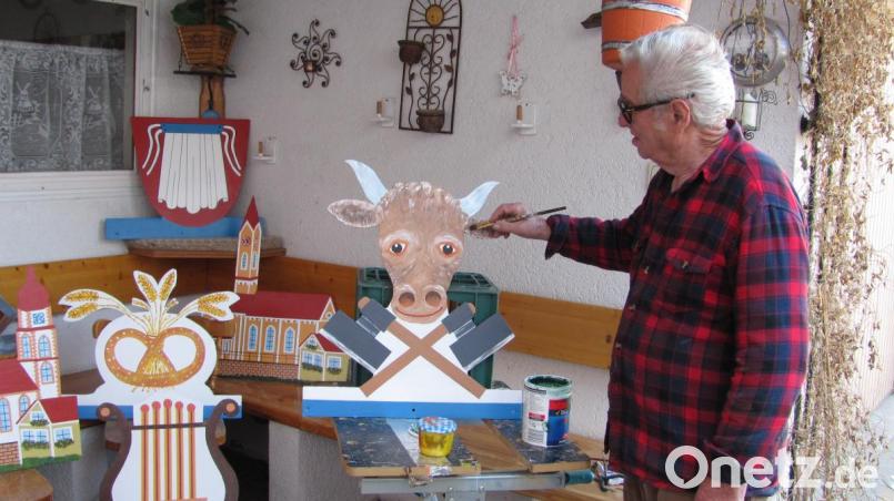 Sepp Rieder hat seit 40 Jahren alle zehn Jahre die Zunftzeichen für den Manteler Maibaum frisch angemalt, nun wohl das lezte Mal, sagt der 79-jährige. Bild: sei