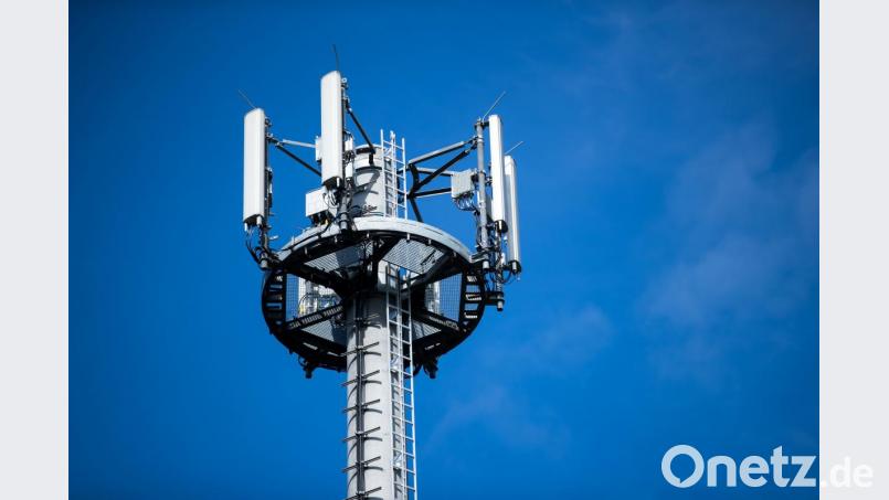 Nur ein Symbolbild - denn der Funkmast unweit der Staatsstraße zwischen Dürnsricht und Knölling steht noch nicht. Sorgt aber für hitzige Diskussionen. Bild: Jens Büttner/dpa