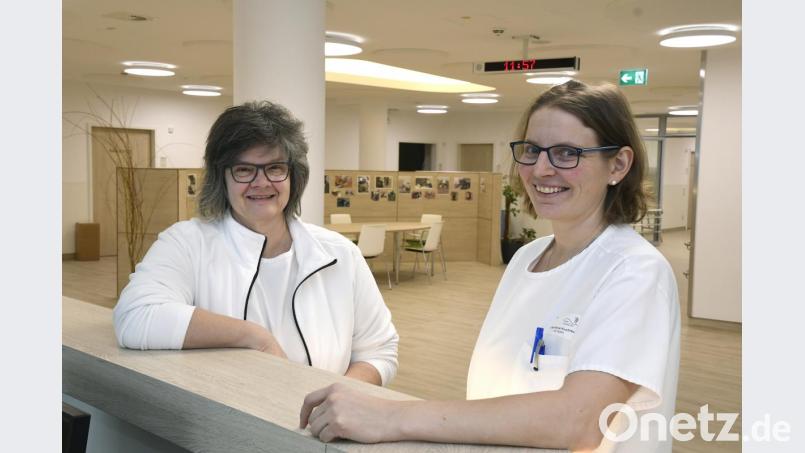 Beate Spickenreuther, Pflege-Stationsleiterin, und Ärztliche Leiterin Dr. Stephanie Kuchlbauer freuen sich die neue großzügig gestaltete und helle Station. Bild: Petra Hartl