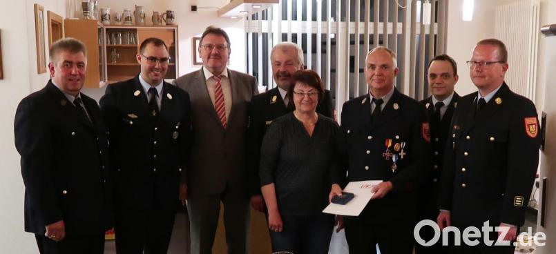 Dem scheidenden Vorsitzenden der Feuerwehr Ebersbach wird das Bayerische Feuerwehr-Ehrenkreuz in Silber verliehen (von links): Zweiter Vorsitzender Richard Weiß, Kommandant Wolfgang Rösch jun., Bürgermeister Hans-Martin Schertl, Kreisbrandrat Fredi Weiß, Erika und Wolfgang Rösch, Kreisbrandmeister Michael Iberer und Kreisbrandinspektor Christof Strobl. Bild: ern