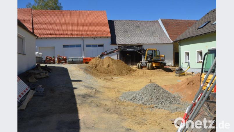 Verschönert werden derzeit auch die Stadelreihen mit den Vorplätzen in der Langen Gasse. Angesichts des guten Wetters sind die Arbeiten schon weit gediehen. Bild: dob