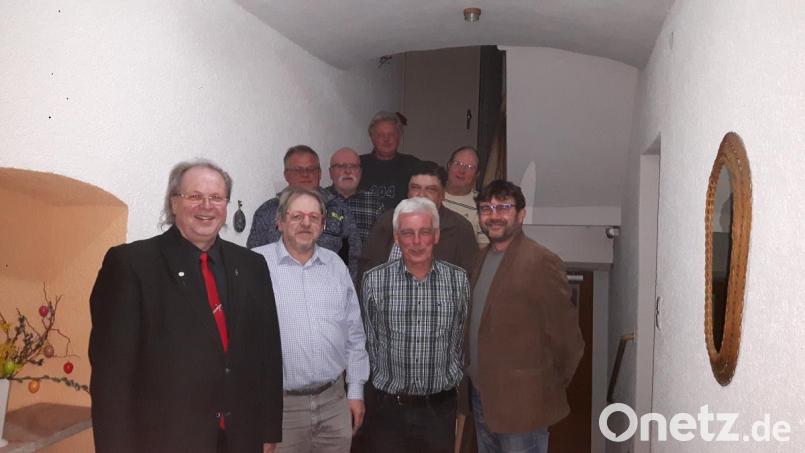 Unser Bild zeigt (von rechts, vorderer Reihe) Bürgermeister Wolfgang Haberberger, Kassier Alfons Foitzik, Vorsitzender German Herath, Chorleiter Heinz Schmidt sowie (von rechts, zweite Reihe) zweiten Vorsitzenden Manfred Baumann, Beisitzer Hermann Stark, Beisitzer Andre Dietrich, Schriftführer Reinhard Brand und Beisitzer Herbert Kassel. Bild: alr