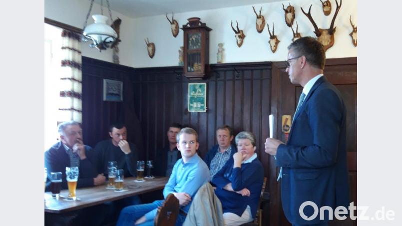 Kommunale Themen beherrschen über weite Strecken das CSU-Bürgergespräch im Gasthaus Zur Lind“ in Krickelsdorf. In Bürgermeister Hermann Falk (stehend rechts) haben die Besucher einen kompetenten Ansprechpartner. Ein Plädoyer für Europa hält der CSU-Ortsvorsitzende Florentin Siegert (sitzend, vorne rechts). Bild: u