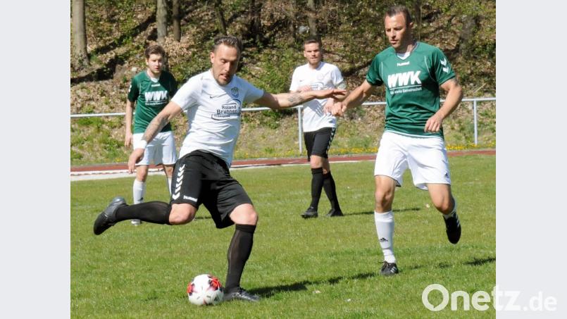 Der Arzberger Torjäger Martin Brunner (links) war bei der 0:3-Niederlage in Wiesau (rechts Spielertrainer Christian Zettl) weitgehend abgemeldet. Am Sonntag empfangen die Arzberger den SV Steinmühle, die Wiesauer treten schon am Samstag in Selb an. Bild: hho