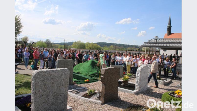 Rund 150 Trauergäste begleiteten Theresa Baudler auf ihrem letzten Weg. Schwarz durfte niemand tragen. Bild: sne